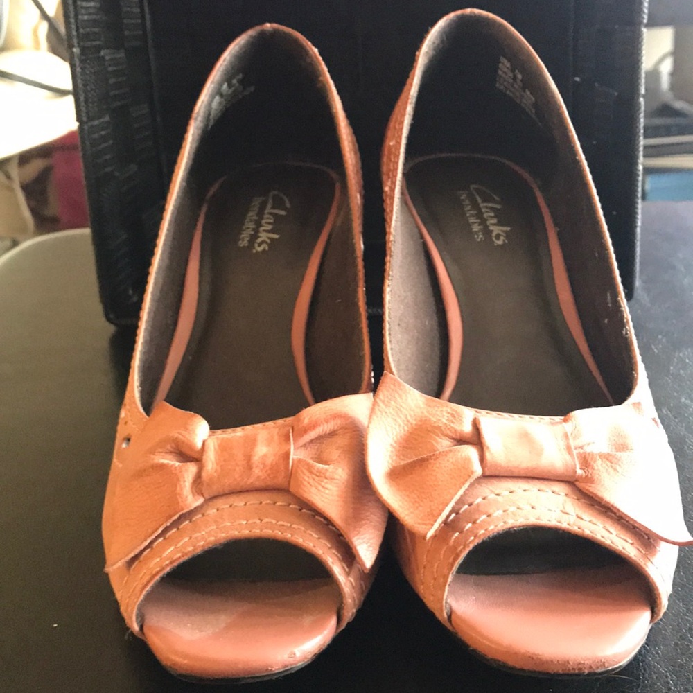 Super cute Pink and brown Clark’s heels. Size 7